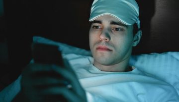 Hay quienes tienen problemas para conciliar el sueño y otros para mantenerlo: despertar en medio de la noche es algo habitual