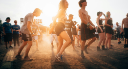 La Gen Z se ha desentendido tanto del vicio que está celebrando raves diurnas con café y «sound healing»