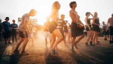La Gen Z se ha desentendido tanto del vicio que está celebrando raves diurnas con café y «sound healing»
