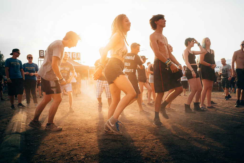 La Gen Z se ha desentendido tanto del vicio que está celebrando raves diurnas con café y "sound healing"