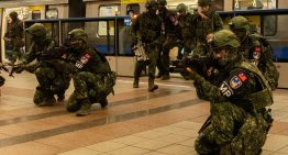 Taiwán ha llenado su metro de militares armados y misiles antitanque. El motivo: enviar un mensaje claro a China