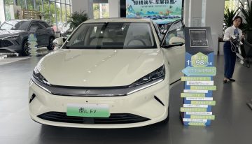 China está vendiendo más coches que nunca. Hay quien cree que, en realidad, están utilizando sus concesionarios como almacenes