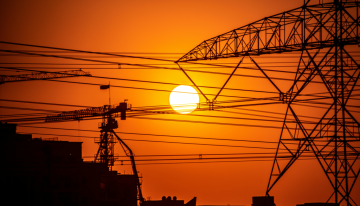 Cuando llega el calor los chicos se enamoran, los paneles solares lo pasan fatal y España tiene un nuevo problema eléctrico