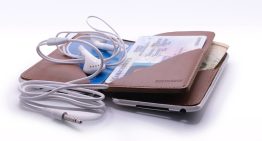 El mejor homenaje al iPod no es un nuevo reproductor de música. Es esta cartera hecha con piezas originales