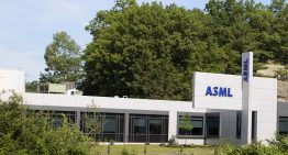EEUU está lanzando golpes a China. Muchos de ellos los está encajando el gigante europeo de los chips ASML