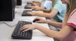 Madrid ya ha puesto fecha al freno de pantallas en las aulas. La tijera no cortará a todos los centros por educativos por igual