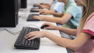 Madrid ya ha puesto fecha al freno de pantallas en las aulas. La tijera no cortará a todos los centros por educativos por igual