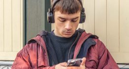 Un nuevo estudio lo confirma: la clave para que la generación Z confíe en Siri no es que sea más útil, sino su amiga