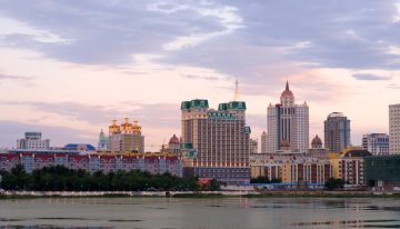 Hay una ciudad que mantiene a flote gran parte de la economía de Rusia en tiempos de guerra. Y está en la frontera china