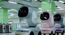 No puedes subir al metro de Madrid con un patinete eléctrico. En el de China, los robots ya son un pasajero más