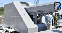 El JS Asuka ya navega con un cañón electromagnético en cubierta. Y eso solo puede significar una cosa: Japón va en serio