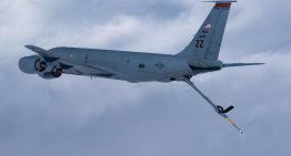 Los KC-135 llevan décadas repostando aviones. Ahora EEUU quiere que también lancen drones para protegerse