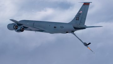 Los KC-135 llevan décadas repostando aviones. Ahora EEUU quiere que también lancen drones para protegerse