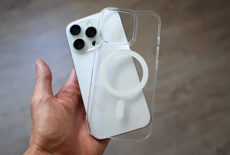 La funda transparente junto a mi iPhone 16 Pro
