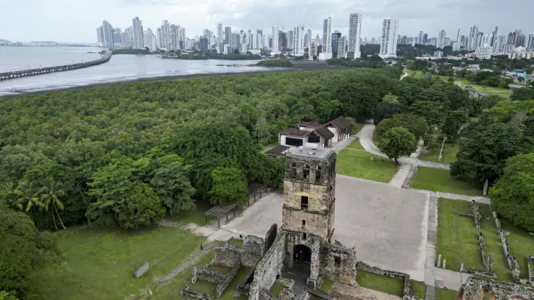 Vista aérea de las ruinas de la Catedral de Nuestra Señora de la Asunción en Panamá Viejo.