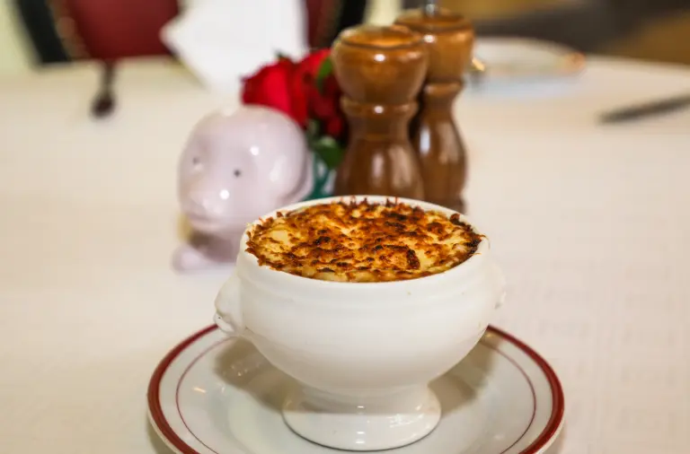 Au Pied de Cochon: El restaurante frances que nunca cierra cumple 25 años