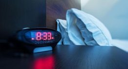 ¿Por qué algunas personas necesitan posponer más veces el despertador? La ciencia tiene una respuesta (y afecta más a las mujeres)