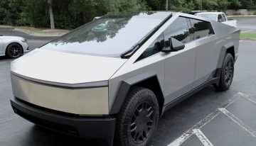 Dejó su Tesla Cybertruck enchufado y se fue de vacaciones. Dos semanas después, el vehículo ya no encendía
