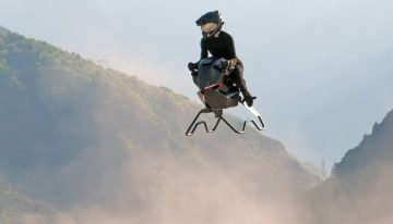 Esta moto voladora que parece sacada de 'Star Wars' alcanza los 200 km/h y ya se puede comprar. El «puede» va entre comillas