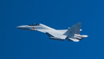 China acaba de enseñar su carta más reciente: el J‑15DT aparece armado con pods electrónicos y apunta directo al Fujian