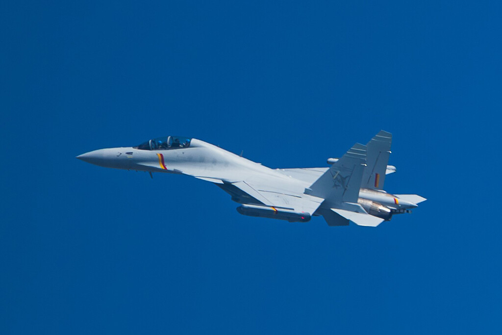 China acaba de enseñar su carta más reciente: el J‑15DT aparece armado con pods electrónicos y apunta directo al Fujian