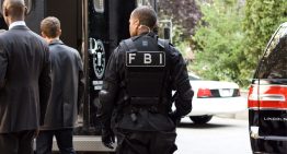 Cinco hombres consiguieron robar 200 iPhone sin que nadie sospechara lo más mínimo. La clave estaba en cómo iban vestidos: uniformes del FBI