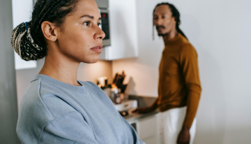Muchas mujeres heterosexuales dicen estar hartas de los hombres. Hay una teoría que lo explica: «heterofatalismo»