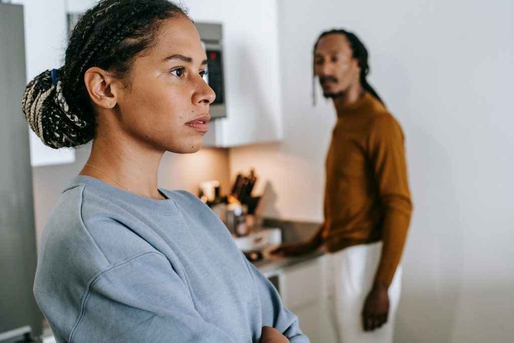 Muchas mujeres heterosexuales dicen estar hartas de los hombres. Hay una teoría que lo explica: "heterofatalismo"
