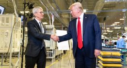 EEUU amenazó a Apple para que fabricase el iPhone en casa. Apple ya está pasando por el aro