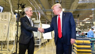 EEUU amenazó a Apple para que fabricase el iPhone en casa. Apple ya está pasando por el aro