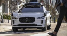 Resulta que en EEUU la gente paga más por no tener taxista. El valor añadido de ir en silencio que Waymo ofrece y le funciona