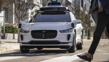 Resulta que en EEUU la gente paga más por no tener taxista. El valor añadido de ir en silencio que Waymo ofrece y le funciona