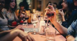 Llevamos años escuchando que «un vaso de vino al día es bueno para la salud». La ciencia tiene claro que no