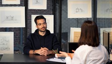 La IA ha convertido las entrevistas de trabajo en un circo de tramposos. Así que las empresas están volviendo a lo presencial