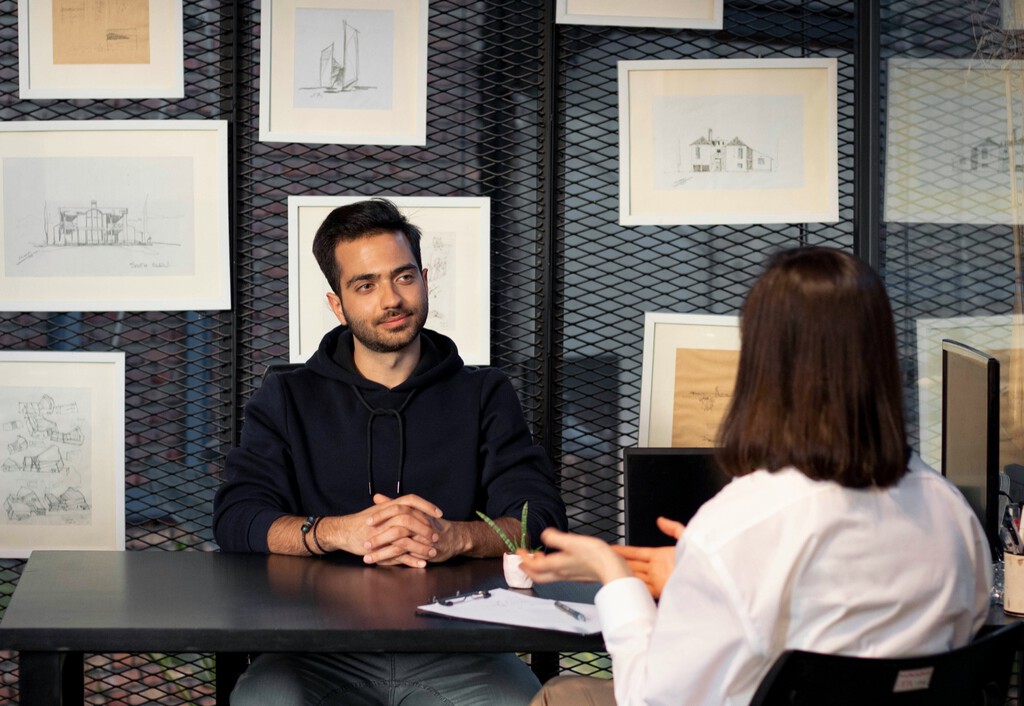 La IA ha convertido las entrevistas de trabajo en un circo de tramposos. Así que las empresas están volviendo a lo presencial 
