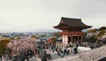 Japón está saturándose por las hordas de turistas extranjeros. Así que en el país han empezado a regalarles vuelos gratis