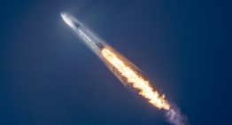 La razón oculta por la que Elon Musk lanza satélites de archienemigos como Jeff Bezos: el espectro radioeléctrico