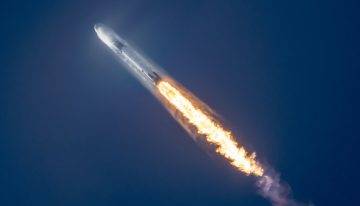 La razón oculta por la que Elon Musk lanza satélites de archienemigos como Jeff Bezos: el espectro radioeléctrico