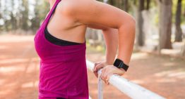 Cuidado con las pesas a partir de los 50: este es el mejor ejercicio para evitar las «alas de murciélago» y el Apple Watch te ayuda a hacerlo mejor
