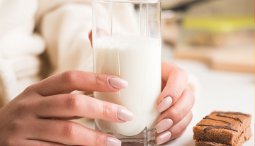 Lo que dice la ciencia sobre uno de los debates existenciales de ser adulto: si beber leche tiene sentido o no