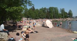 Los veranos son tan cortos en Finlandia que ha aceptado a un invitado para disfrutar de las playas: kilos de caca
