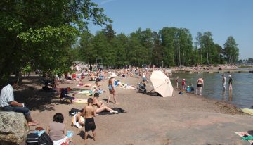 Los veranos son tan cortos en Finlandia que ha aceptado a un invitado para disfrutar de las playas: kilos de caca