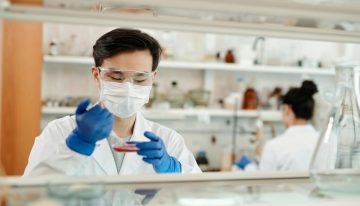 China no tiene rival en baterías y paneles solares. Ya está lista para arrasar también a las farmacéuticas occidentales