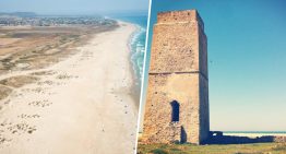 La costa de Cádiz está abarrotada en verano. Salvo una inexplicable playa que ha logrado huir del turismo masivo