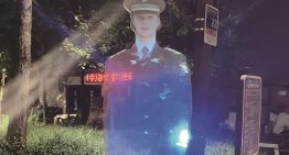 Seúl ha estrenado un “policía holográfico” que surge cada noche en un parque. La intención es clara: disuadir delitos