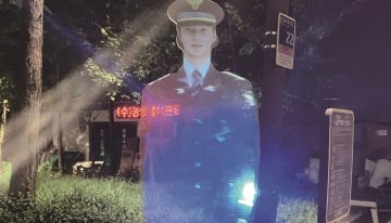 Seúl ha estrenado un “policía holográfico” que surge cada noche en un parque. La intención es clara: disuadir delitos