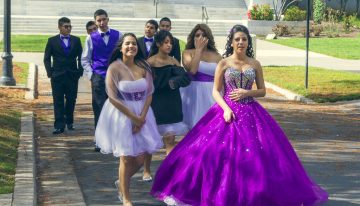 «Vienen de invitadas y se encaprichan»: cómo la fiesta latina de los 15 años está calando entre las jóvenes madrileñas