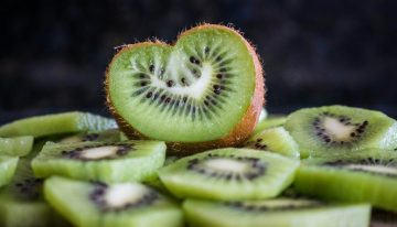 Tu abuela tenía razón con el kiwi, y ahora la ciencia le ha dado un arma potentísima a su marketing
