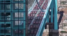El puente más alto del mundo ha superado un peculiar examen: aguantar el peso de 96 camiones a la vez
