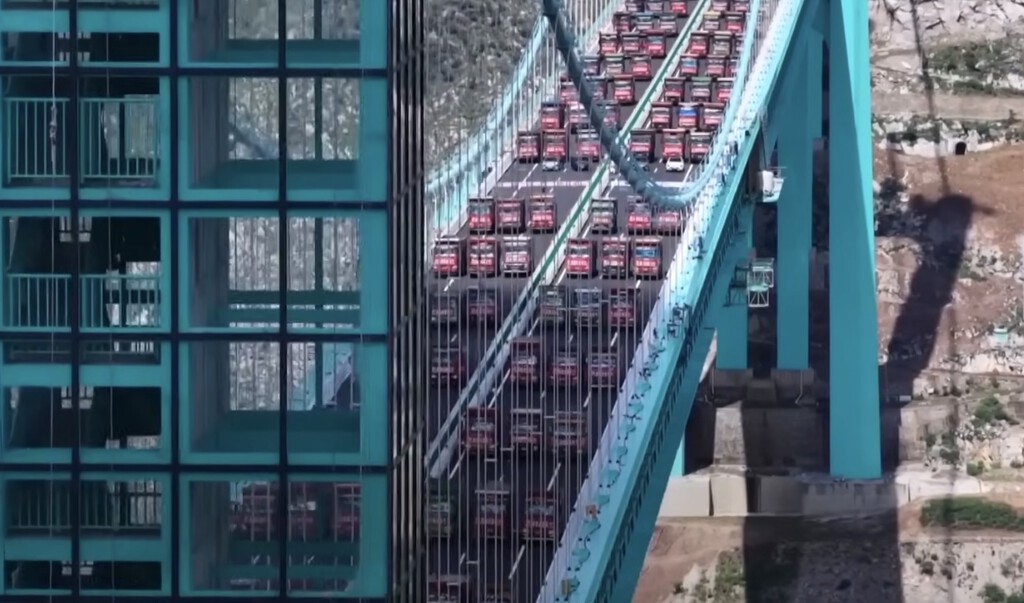 El puente más alto del mundo ha superado un peculiar examen: aguantar el peso de 96 camiones a la vez 